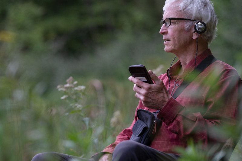 lang relaxing in meadow 1500X1000 © Melissa Groo